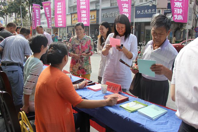 揚中市市場監管局成功舉辦2016年“質量月”現場宣傳咨詢服務活動